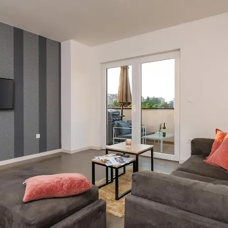 In Mit Privatem Balkon Pula