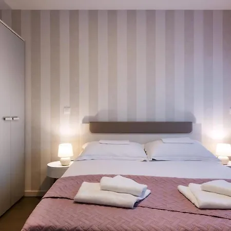 In Mit Privatem Balkon Apartment Pula