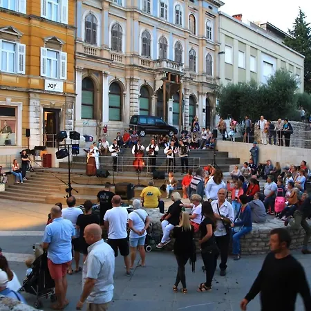 In Mit Privatem Balkon Apartment Pula
